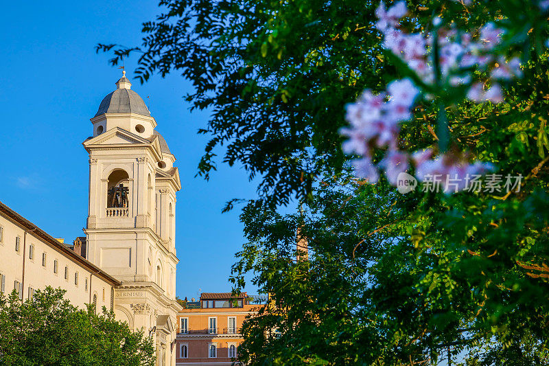 位于罗马西班牙台阶顶端的Santissima Trinità dei Monti教堂